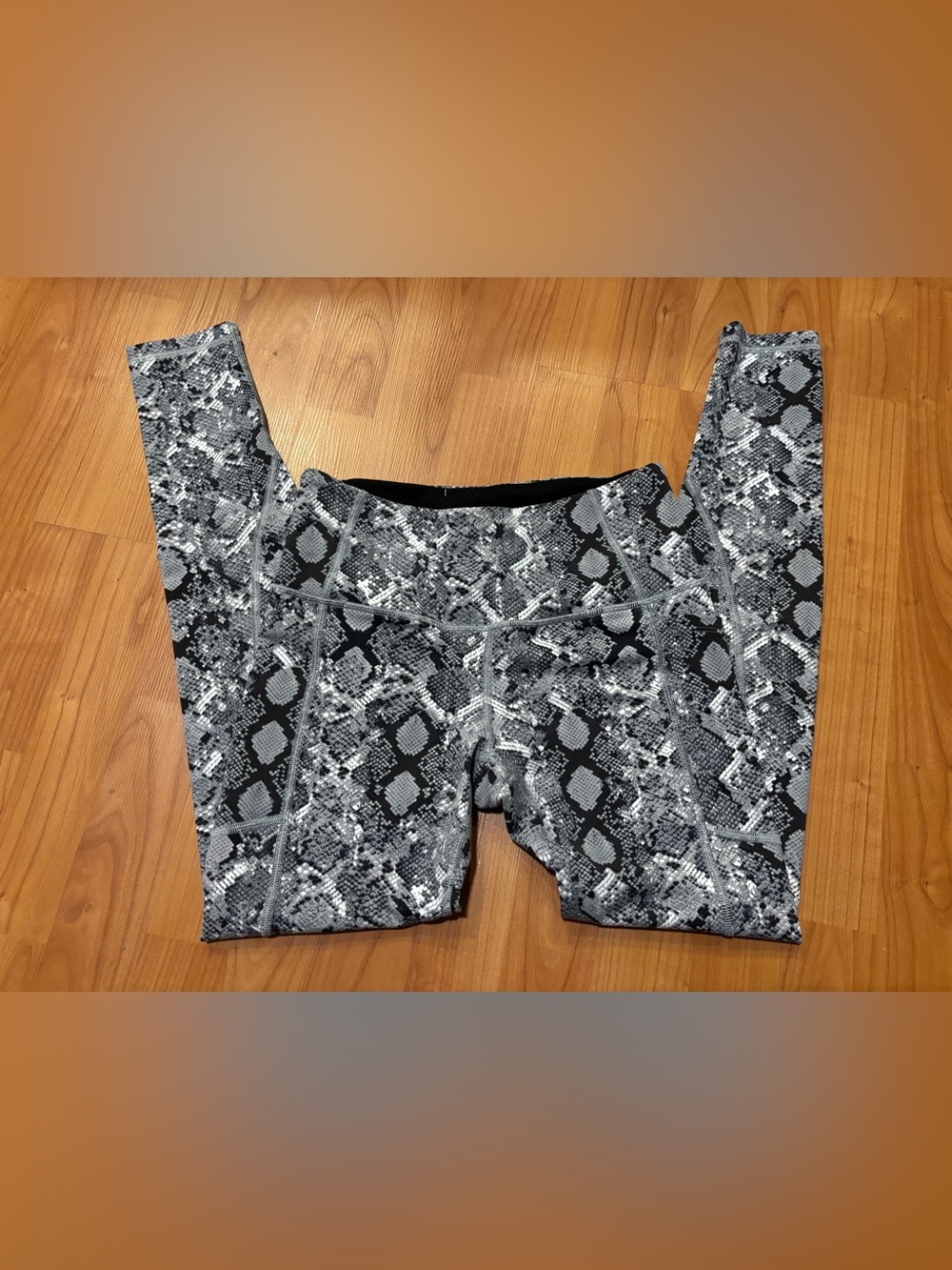 Victoria’s Secret gray snake skin legging size small
